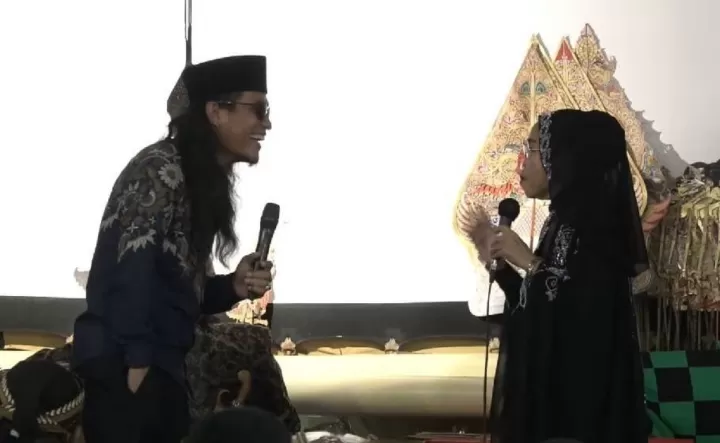 Momen segmen lawak Gus Miftah diduga menghina Yati Pesek saat pertunjukan wayang kulit bersama dalang Ki Warseno Slank menampilkan segmen lawak. Foto: Tangkapan layar YouTube 