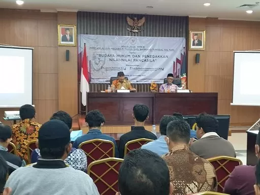 Cholid Mahmud dalam kegiatan Sosialisasi Tata Kehidupan Berbangsa dan Bernegara yang diikuti oleh perwakilan tokoh pemuda dan tokoh masyarakat Kota Yogyakarta.