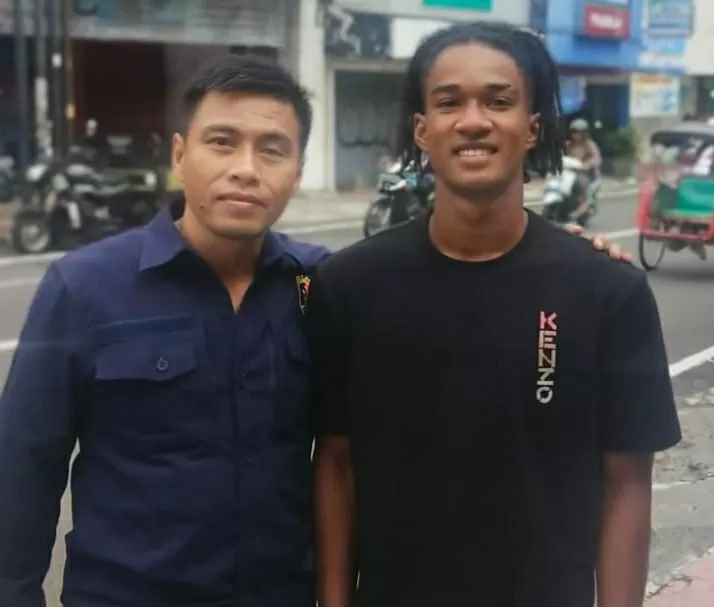 Aldo (kanan) bersama salah seorang pemain sepakbola PS Polresta Yogyakarta.  (Istimewa)