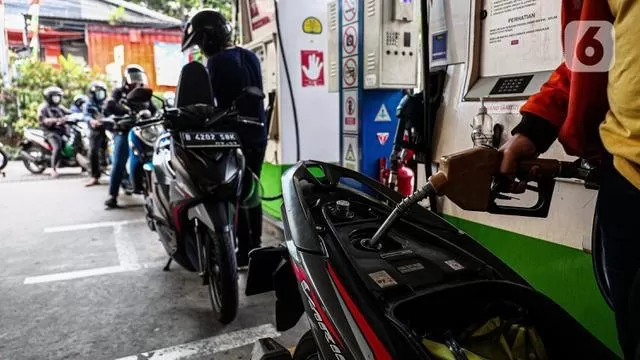 Sejumlah kendaraan mengantri di SPBU kawasan Kuningan, Jakarta, Sabtu (3/9/2022). Pemerintah akhirnya menaikan harga BBM bersubsidi, Adapun harga BBM yang mengalami kenaikan yaitu Pertalite menjadi Rp 10.000 per liter, harga solar menjadi Rp 6.800 pe