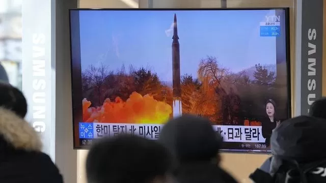 Orang-orang menonton TV yang menampilkan file gambar peluncuran rudal Korea Utara selama program berita di Stasiun Kereta Seoul, Korea Selatan, Selasa (11/1/2022). Pekan lalu, Korut mengklaim berhasil melakukan uji coba rudal hipersonik, yang pertama