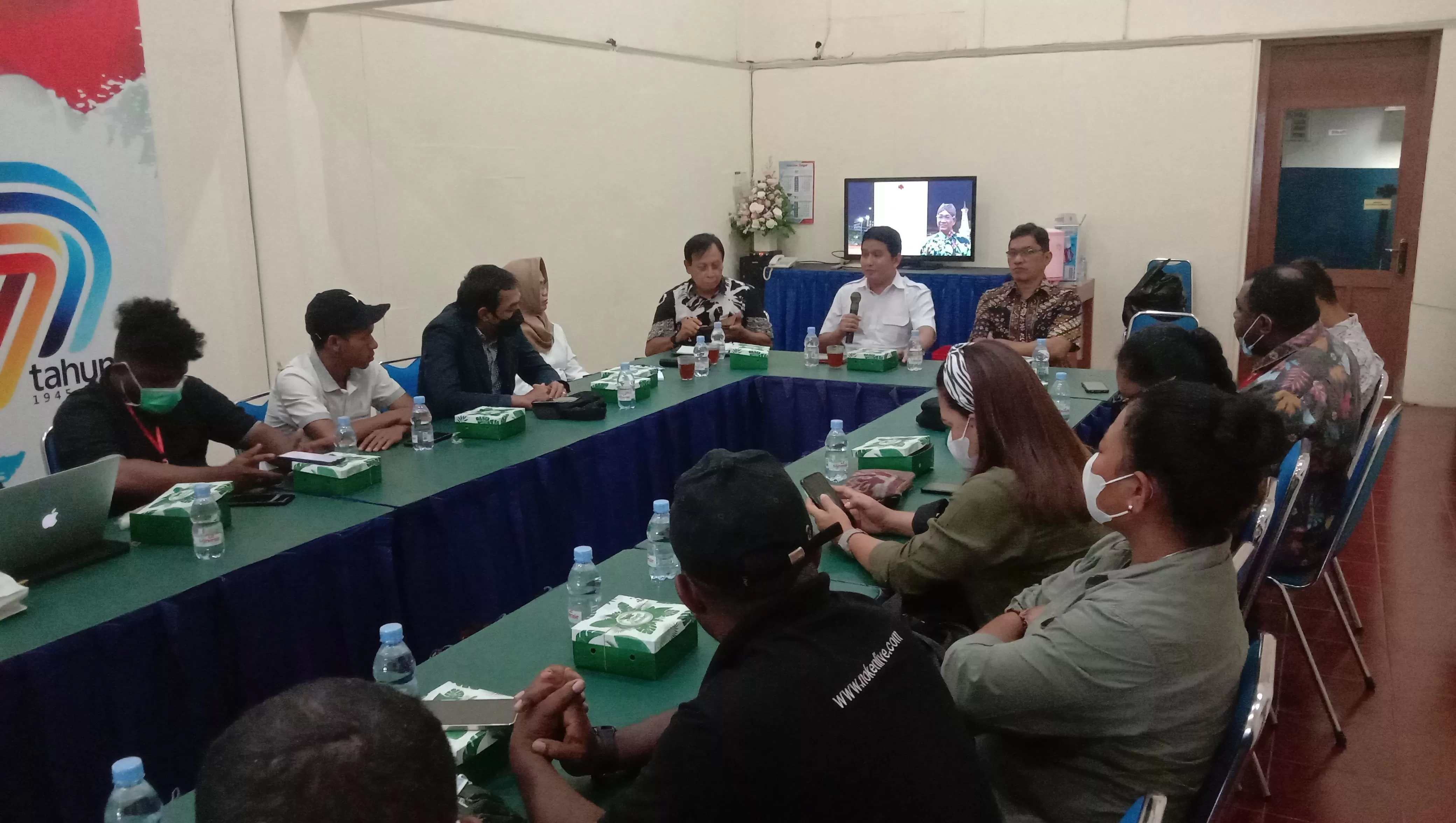 Dirut PT BP KR dan jajaran saat menyamput rombongan jurnalis Papua (Foto: Primaswolo S)
