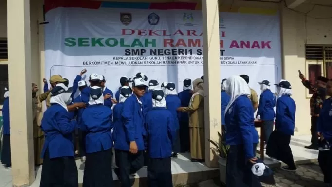 Siswa SMP Negeri 1 Sawit Menandatangani Deklarasi Sekolah Ramah Anak (Mulyawan)