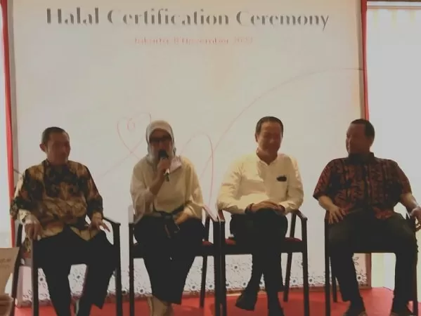 Dari kiri ke kanan, Dr. Harjo Suwito, S.Sos., M.Si (Kepala Bidang Pengawasan Jaminan Produk Halal), Mustarofah Ahmad (VP Operation Eatwell Culinary Indonesia), Fransiscus Sumampow (CEO Eatwell Culinary Indonesia) dan Dr. Ir. Muslich M.Si (Halal Partn