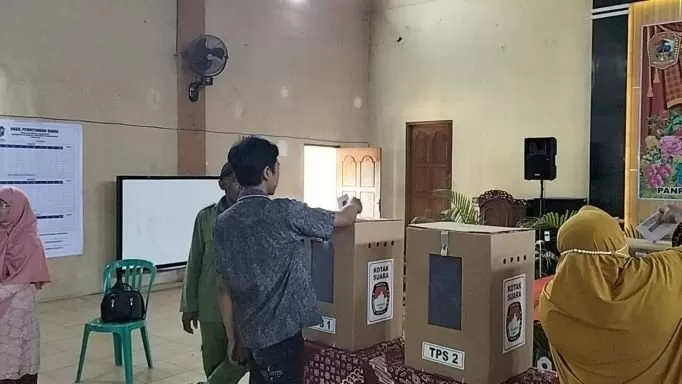    Warga memilih di Pilkades Ngijo Tasikmadu (foto:Abdul Alim)
