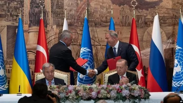 Perwakilan delegasi Ukraina dan Rusia berjabat tangan dalam penandatanganan perjanjian ekspor gandum Ukraina di Istana Dolmabahce, Istanbul, Turki, Jumat, 22 Juli 2022. (AP)