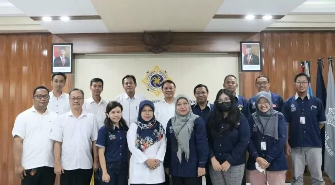 Ketua Yayasan Pendidikan Widya Bakti Yogyakarta, Rektor UTDI dan semua pihak setelah penandatanganan piagam kerja sama. (Foto: Istimewa)