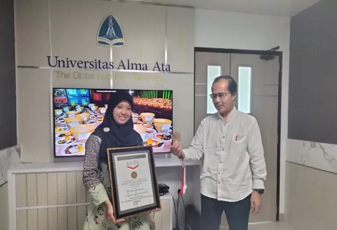 Rektor Universitas Alma Ata, Prof. Dr Hamam Hadi, MS., Sc.D., Sp.GK. selaku koordinator Gong Ceting menunjukkan Plakat dan Medali dari Rekor Muri.  (Istimewa)