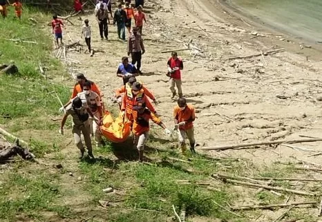 Petugas BPBD Sragen dan BPBD Boyolali melakukan evakuasi mayat yang terapung di WKO. (Foto : Said Masykuri)