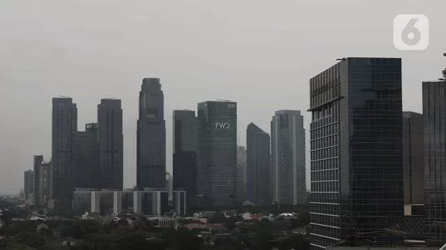 Suasana gedung bertingkat dan permukiman warga di kawasan Jakarta, Senin (17/1/2022). Bank Dunia memproyeksikan pertumbuhan ekonomi Indonesia pada tahun 2022 mencapai 5,2 persen. (Liputan6.com/Angga Yuniar)