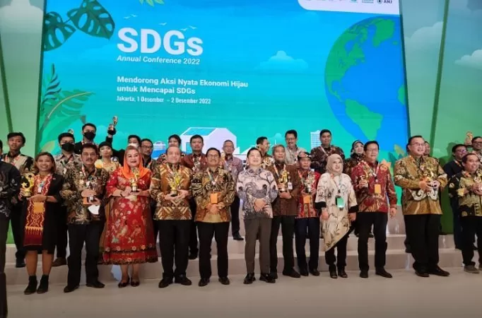 Kementerian Lingkungan Hidup dan Kehutanan (KLHK) meraih peringkat pertama Indonesia's SDGs Action Awards 2022 kategori kementerian/lembaga. 