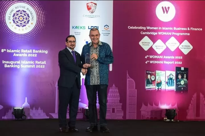 Pandji P. Djajanegara (kanan) menerima penghargaan Best Islamic Retail Bank for Priority Banking 2022 untuk CIMB Niaga Syariah dari Chairman Islamic Retail Banking Awards Prof Humayon Dar PhD di Jakarta, Senin (12/12/2022). 