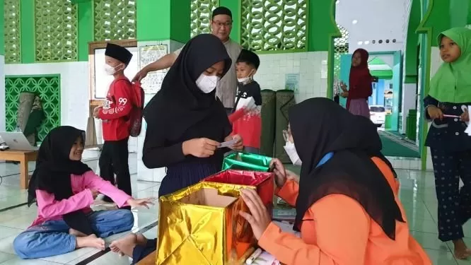  Anak-anak mempratekkan pemilihan sampah dengan metode game program Laskar Cilik Peduli Sampah  (Istimewa)