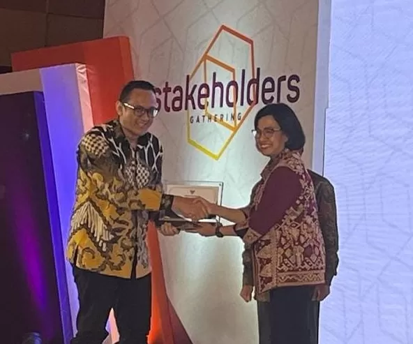 Lucky Harfiandi (kiri) menerima penghargaan dari Menteri Keuangan Sri Mulyani Indrawati di Jakarta, Rabu (21/12/2022).