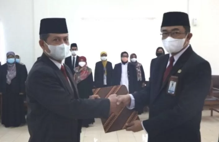 Shodiqin SH MM (kanan) menyerahkan SK kepada Zainal Arifin SSos MSi selaku Sekretaris BKKBN -DIY .