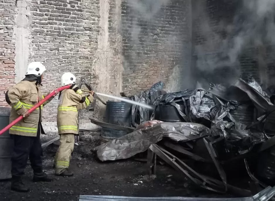 Petugas Damkar sibuk melakukan penyemprotan menghindari kemungkinan api kembali membesar.(Sukaryono/dok) 