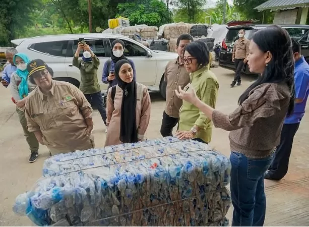  Menteri Lingkungan Hidup dan Kehutanan (LHK), Siti Nurbaya saat meninjau pengelolaan sampah di kawasan pemukiman mewah Sentul, Bogor, Selasa (10/1/2023) petang.