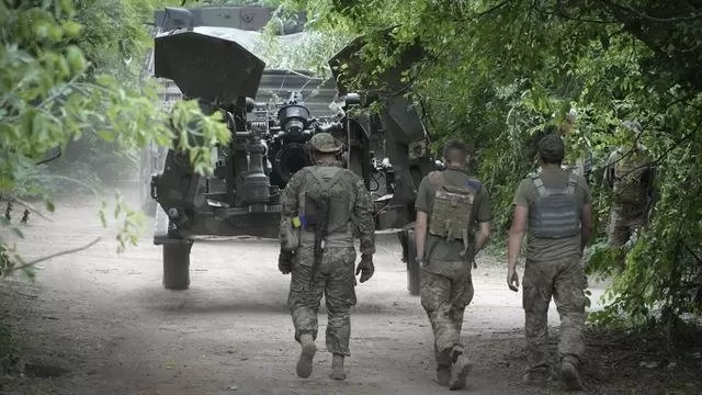 Tentara Ukraina memindahkan howitzer M777 yang dipasok Amerika Serikat (AS) ke posisi untuk menembaki posisi Rusia di wilayah Donbas, Ukraina, 18 Juni 2022. (AP Photo/Efrem Lukatsky)