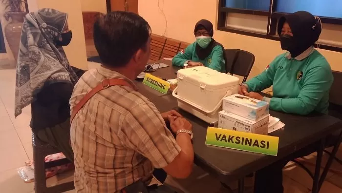 Pemohon SKCK di Polres Bantul disediakan pelayanan vaksinasi dan booster bagi yang belum. FOTO : Judiman