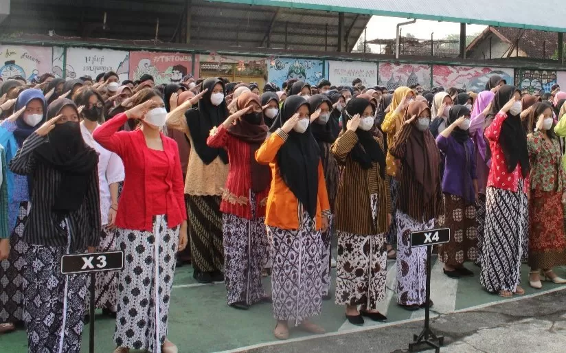 Siswa SMAN 1  Kasihan wajib mengikuti upacara dengan tata cara adat Jawa (Judiman)