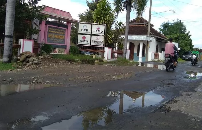 Kondisi jalan rusak di depan Balai Desa Mranggen Kecamatan Polokarto. (Wahyu imam ibadi)