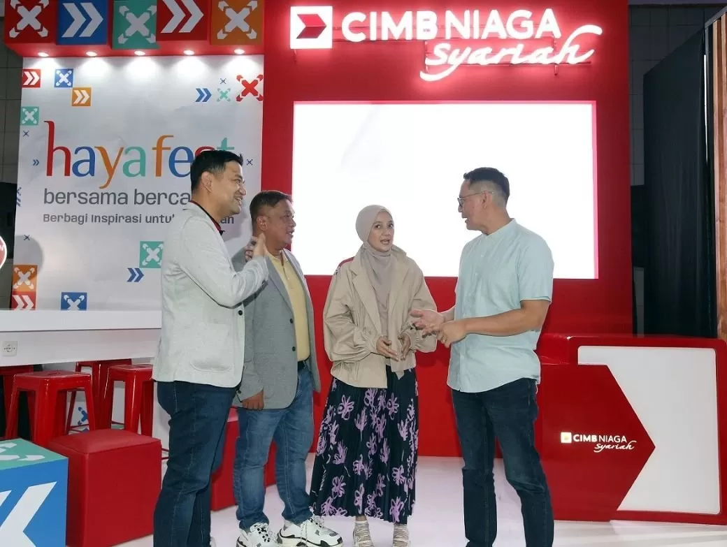 Head of Sharia Consumer CIMB Niaga Bung Aldilla (kedua kiri) berbincang dengan Head of Marketing, Brand & Customer Experience CIMB Niaga Toni Darusman (kanan), Head of Region Jawa Barat dan Jawa Tengah CIMB Niaga Andiko Manik (kiri), dan Brand Ambass