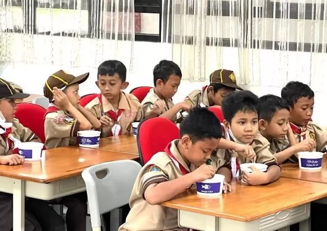 Sebaiknya anak-anak membawa bekal atau mengonsumsi jajanan yang lezat dan bernutrisi. 