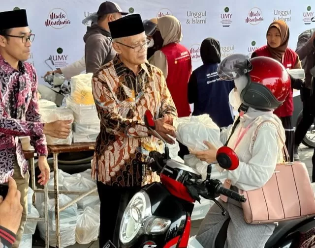 Ketum PP Muhammadiyah turut memberikan takjil untuk mahasiswi UMY. (Foto : Harminanto)