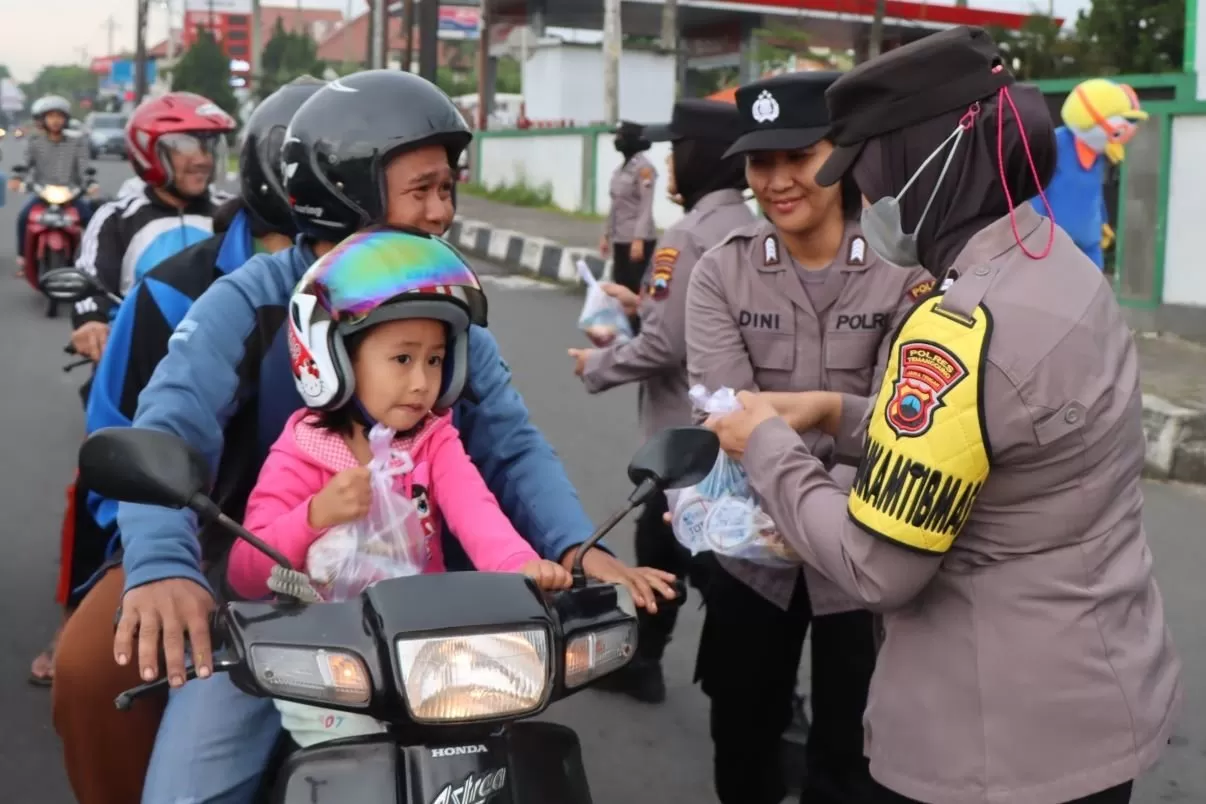   Polres Temanggung berbagi takjil untuk berbuka puasa pada pengguna jalan (Zaini A)