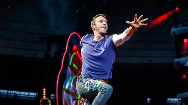 Aksi vokalis band Inggris Coldplay, Chris Martin saat tampil di The Stade de France Arena di Saint Denis, Paris, Prancis  (dok. liputan6.com)