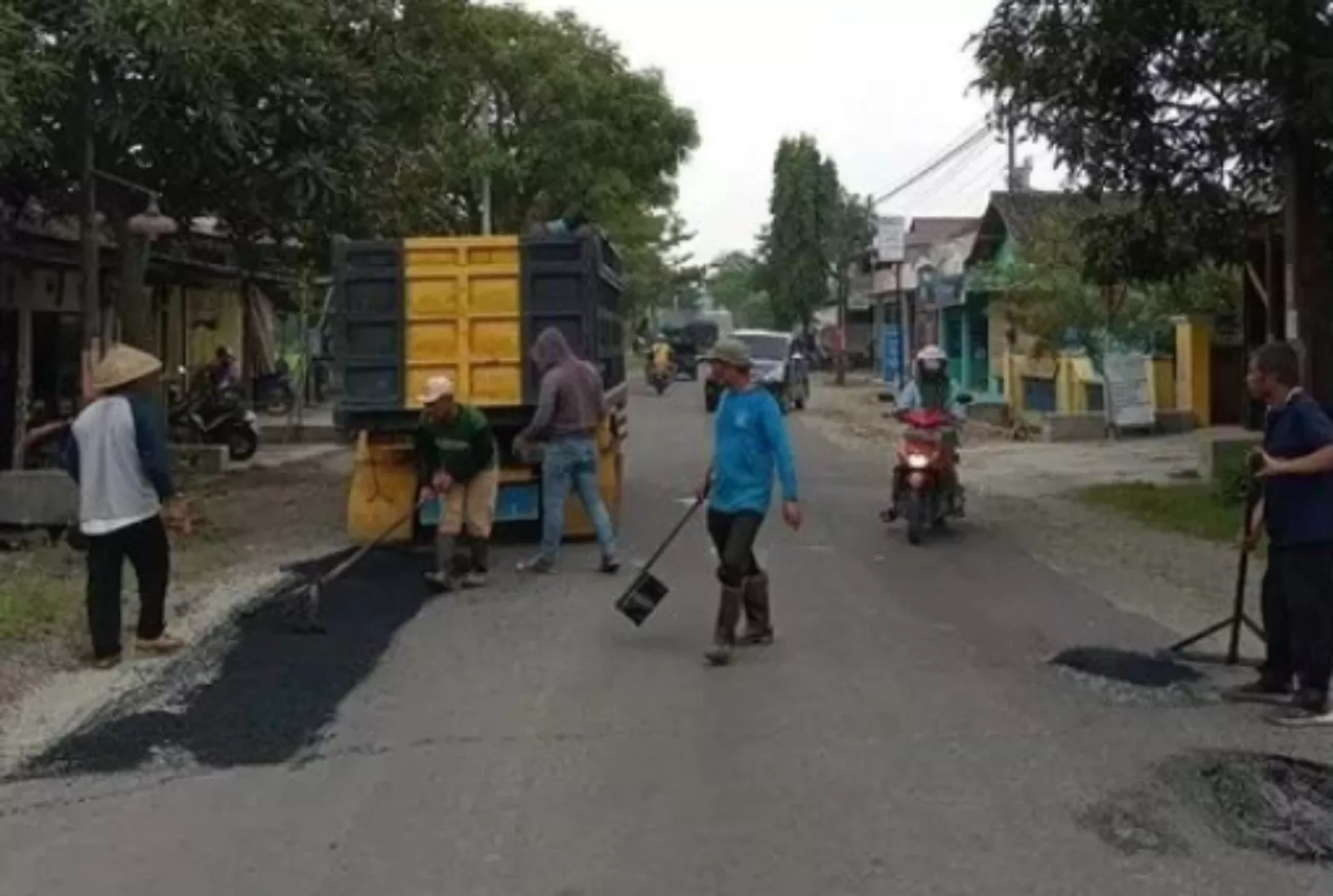 Pemeliharaan rutin ruas Grompol-Jambangan. (Foto : Abdul Alim)