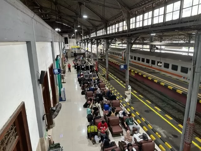 Suasana Stasiun Yogyakarta di hari pertama masa angkut Lebaran 2023 (Harminanto)