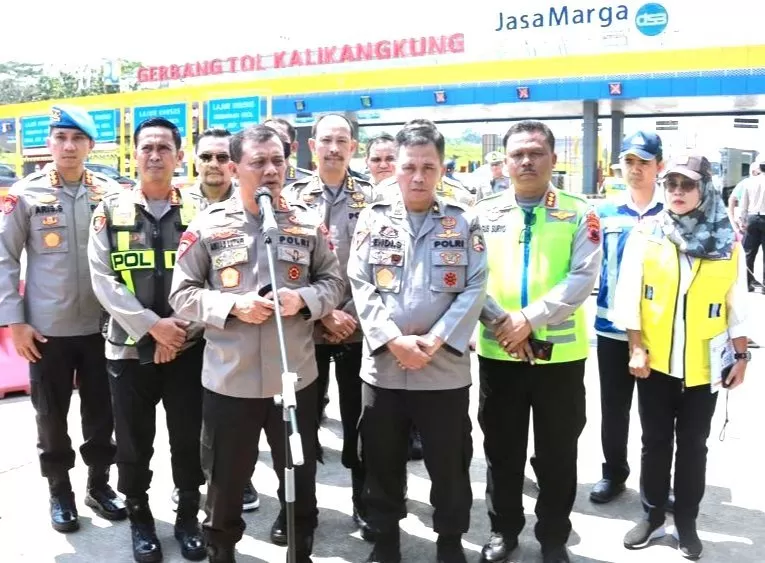 Kapolda Jateng Irjen Pol Ahmad Luthfi memberikan keterangan di sela sela mantau pintu gerbang tol Kalikangkung Semarang. (Foto/Ist)