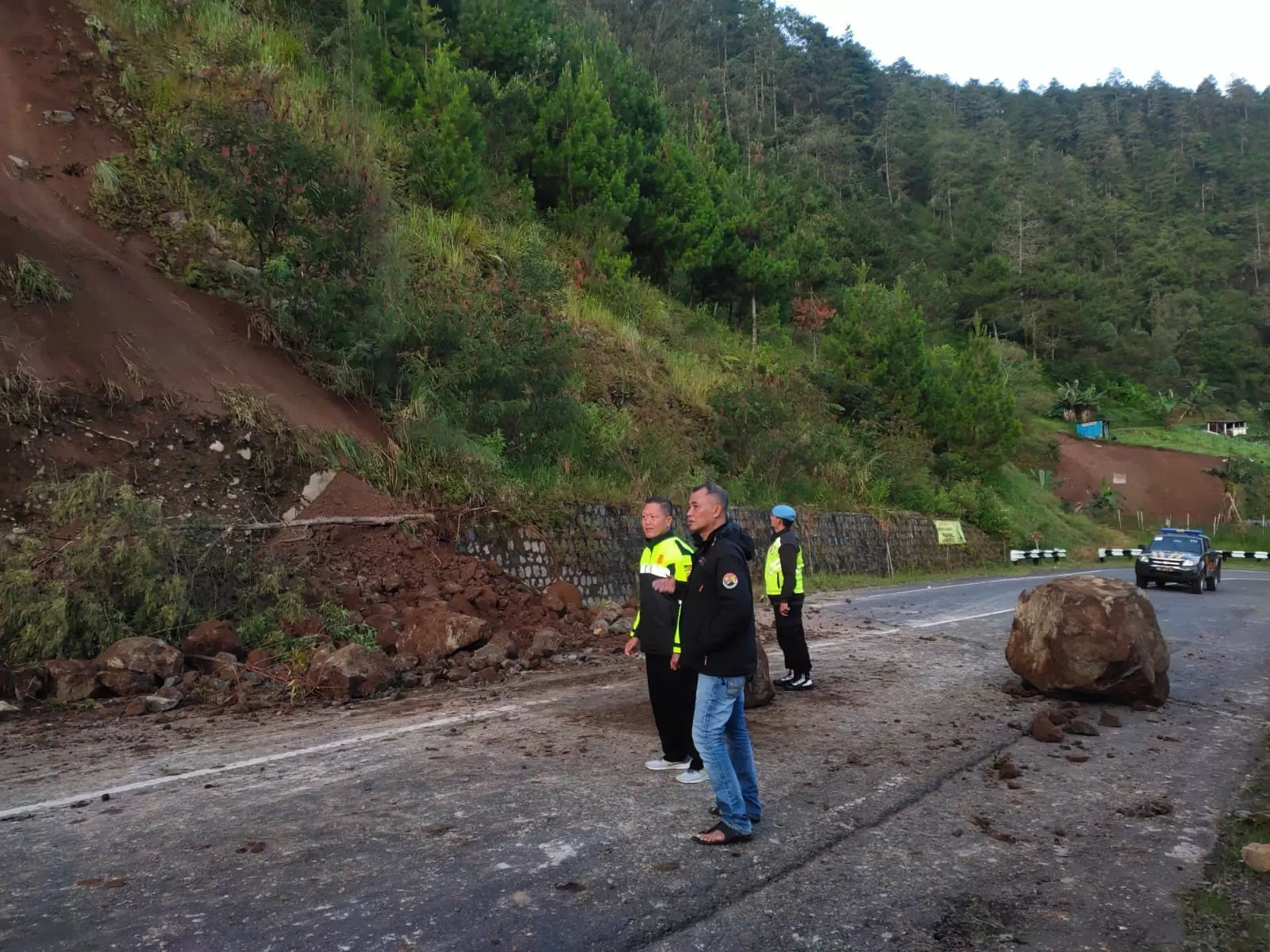 Longsor Di Jalur Tembus Tawangmangu Magetan Batuan Sebesar Motor Tutup Akses Jalan Krjogja 2853