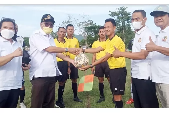   Gandung Pardiman didampingi pengurus KONI Bantul menyerahkan bola kepada wasit. (Foto: Sukro Riyadi)