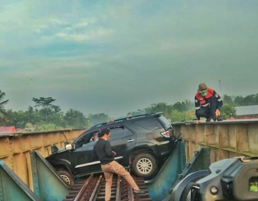 Gegara Mobil Pemudik Nyelonong Ke Jembatan Kereta Api Sejumlah Jadwal ...