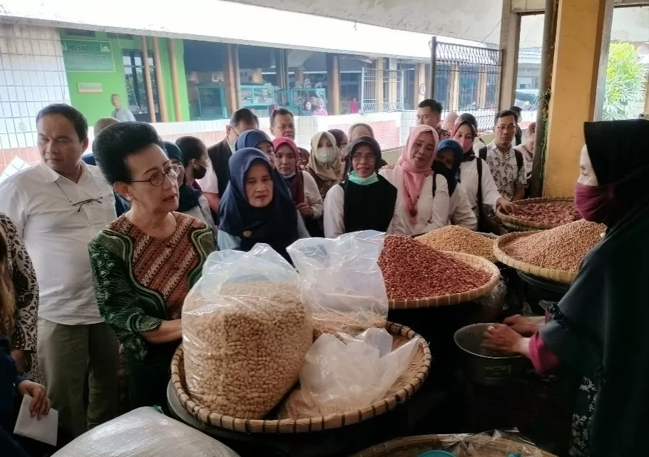   GKR Hemas berbincang dengan pedagang di Pasar Beringharjo. (Foto: Istimewa)