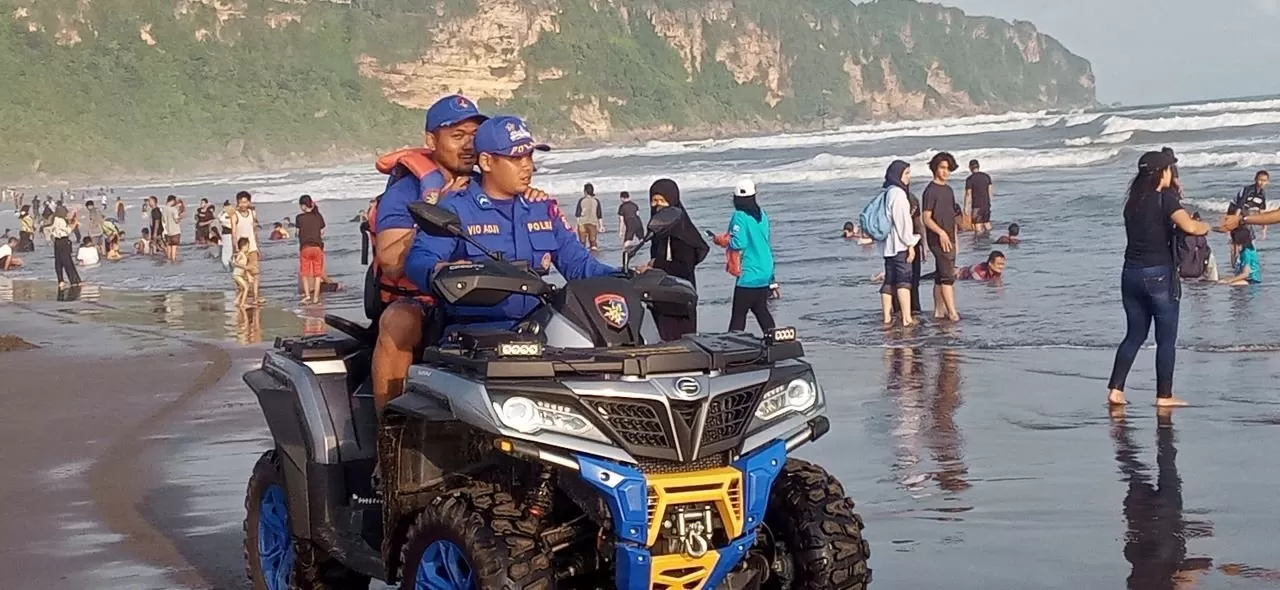   Personel Polairud Polda DIY mengimbau wisatawan di Pantai  Parangtritis agar tidak terlalu ke tengah dalam bermain air (Sukro Riyadi)