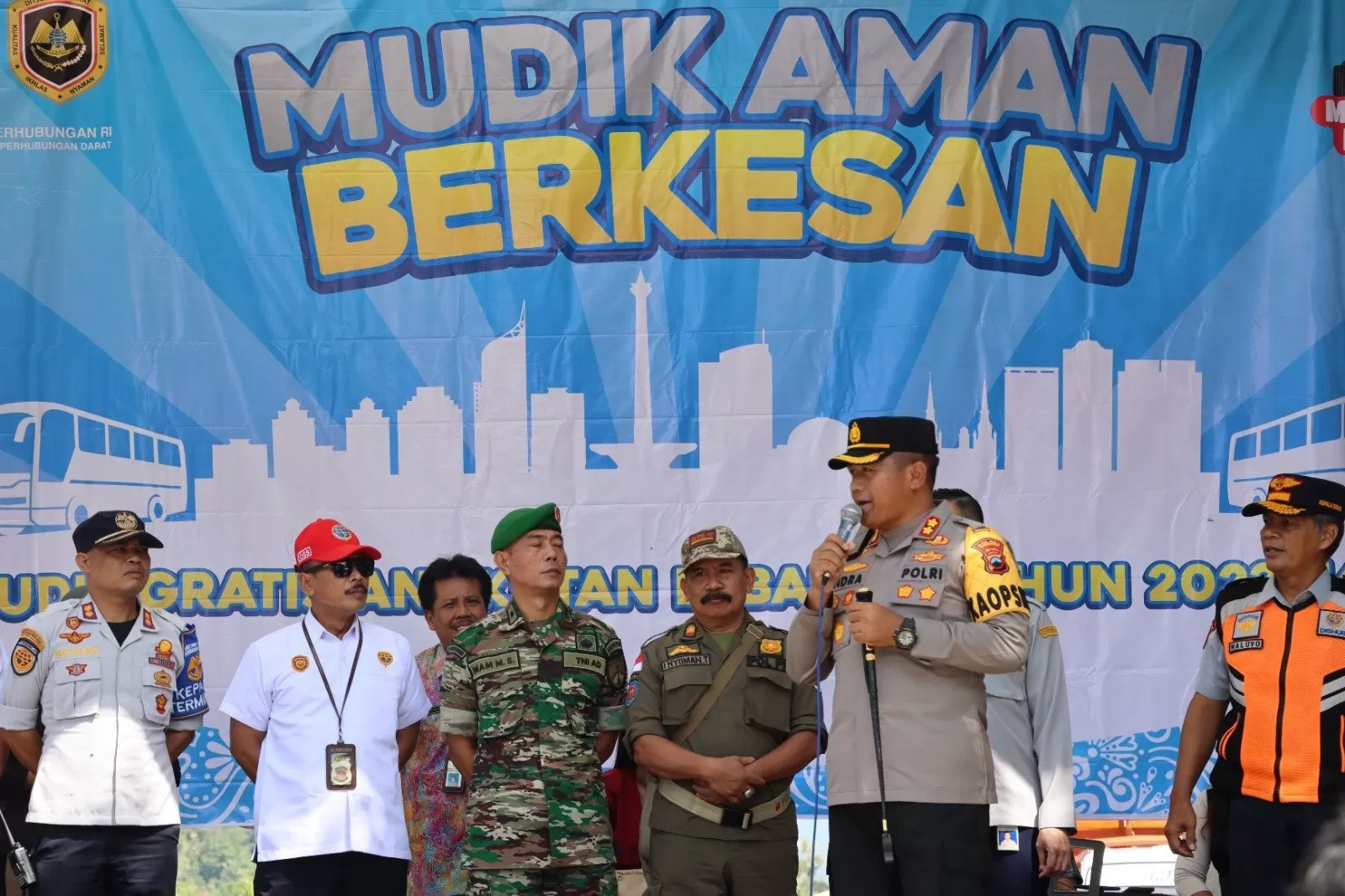 Kapolres Wonogiri melepas rombongan Balik Mudik Gratis di terminal Giri Adipura Krisak   (foto: djoko santosa hp)