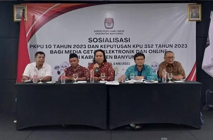 KPU Banyumas sosialisasikan PKPU No 10 tahun 2023, kepada awak media.(Foto: Driyanto)
