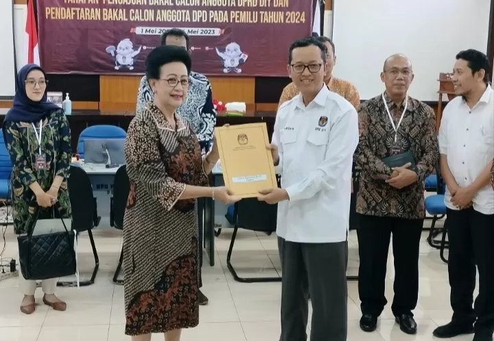 GKR Hemas (kiri) menerima berita acara pendaftaran dari Ketua KPU DIY Hamdan Kurniawan. (Foto: Devid Permana)