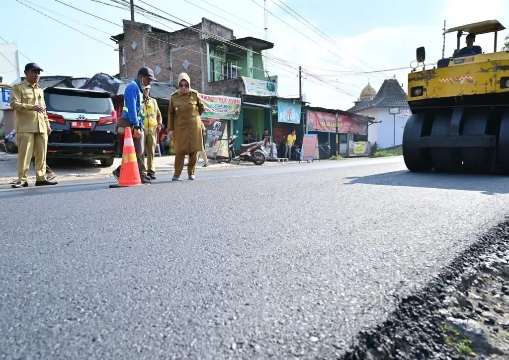 Bupati Sukoharjo Etik Suryani melakukan pengecekan perbaikan jalan Bekonang-Mojo di Mojolaban.