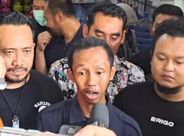 Tersangka Husein jalani pra reka ulang kasus mutilasi dan mengecoran mayat majikanya, Irwan Hutagalung. (Foto : Sukaryono)