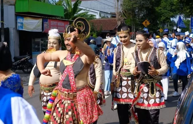 Kirab tokoh pewayangan warnai pendaftaran bakal caleg PAN Kota Yogyakarta.