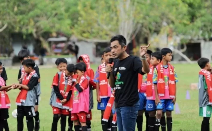 Seto Nurdiantoro berbagi semangat bersama anak-anak di Kulonprogo.