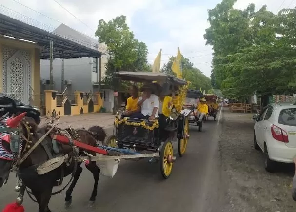 Arak arakan Naik Dokar Partai Golkar Sragen Daftarkan 50 Bacaleg