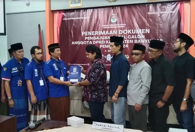 Komisioner KPU Banyumas saat menerima berkas Bacaleg dari PAN. (Foto: Driyanto)