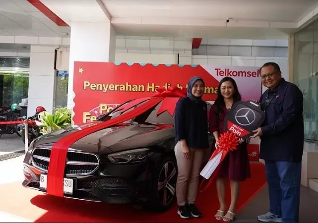 Telkomsel menyerahkan hadiah utama Program Poin Festival 2022 Lucky Draw berupa 1 unit mobil Mercedes-Benz C200 kepada pemenang utama sekaligus pelanggan setia Telkomsel selama 10 tahun, Yenni Y. Sikopong.