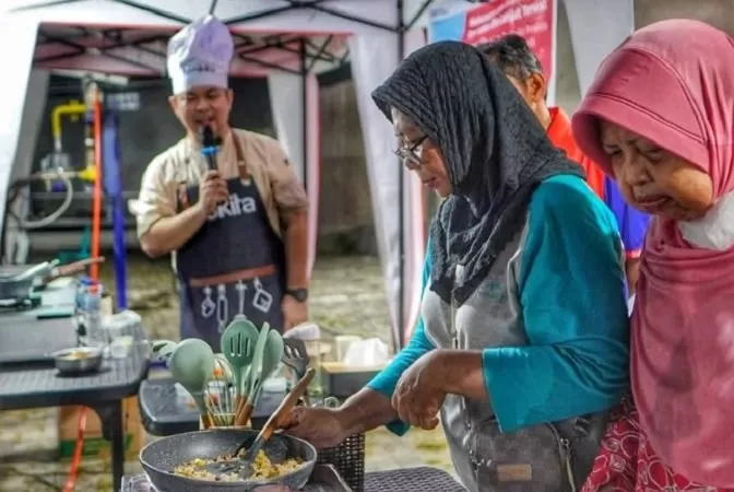 Ibu-ibu merasakan sensasi memasak cepat aman dengam has bumi PGN dalam City Gas Tour 2023. (Foto: Chandra AN)