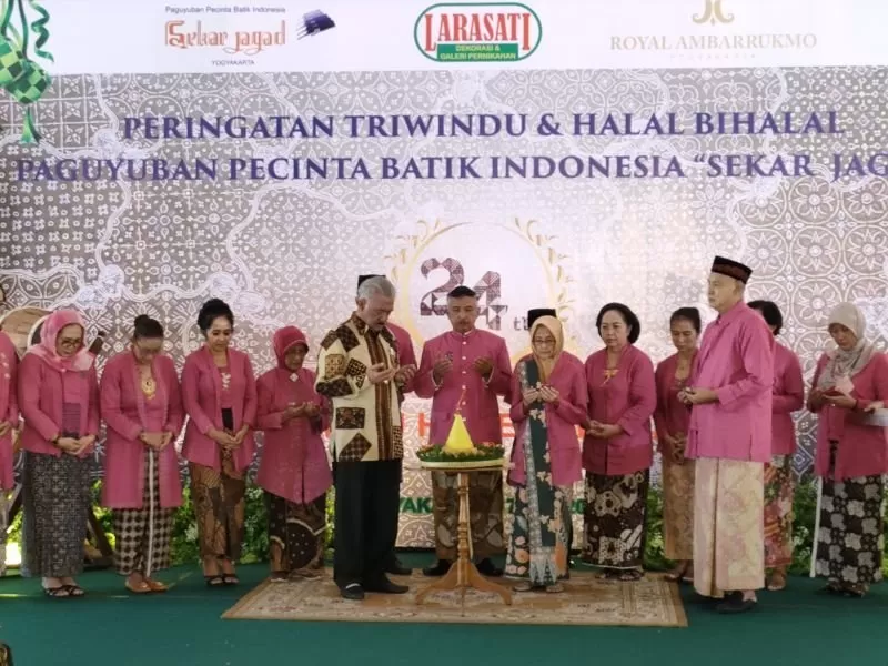 Ngupeng Tumpeng, setelah didoakan bersama secara simbolis Ketua PPBI Sekar Jagad GBPH Prabukusumo membagikan pada tokoh-tokoh pelestari batik. Foto: Juvintarto